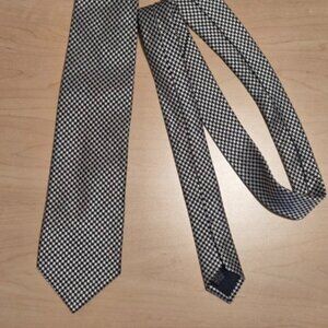 Paul Fredrick Silver and Black Houndstooth Silk Tie (3.45""